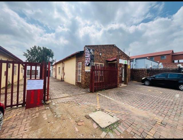 8 BEDROOM HOUSE FOR SALE IN KEMPTON PARK EXT 01